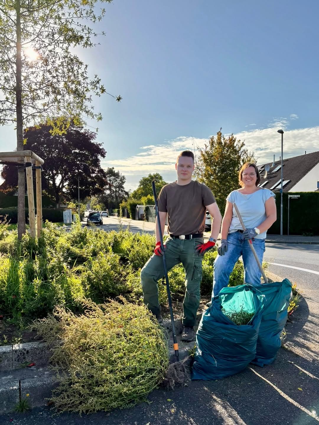 🌿 Gemeinsam für ein gepflegtes Bild in Lintorf! 💪
Am Kreisverkehr in der Ratinger Siedlung, an der Mörikestraße / Tiefenbroicher Straße, haben wir