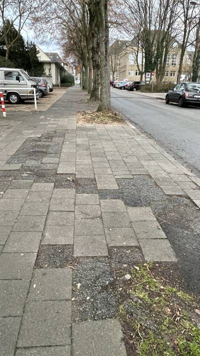 Schadhafter B&uuml;rgersteig Minoritenstra&szlig;e / Adam-Josef-C&uuml;ppers-Berufskolleg