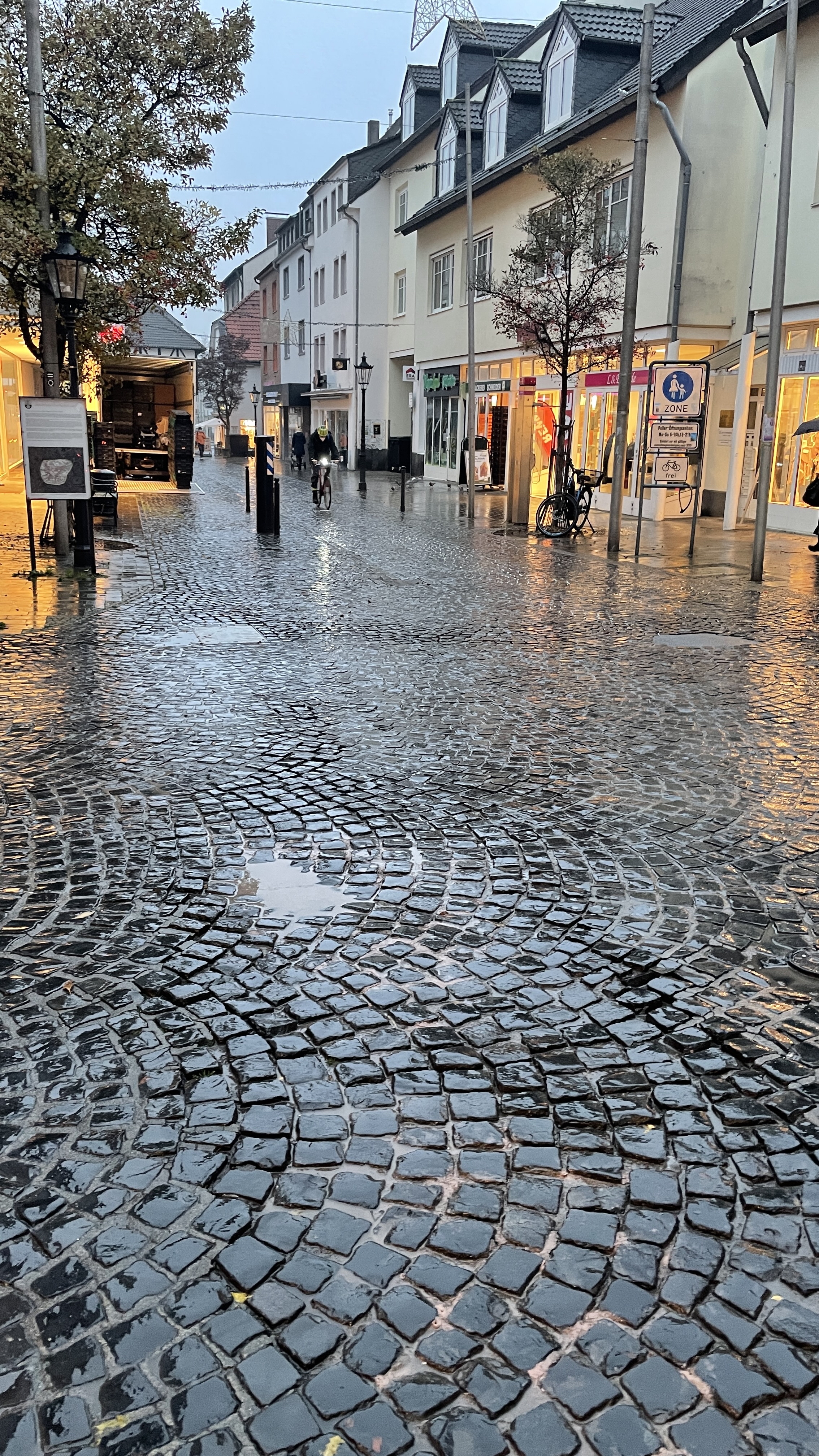 Die Straßenoberfläche der Oberfläche wandelt sich von einer unebenen, teils provisorisch geflickten Fläche zu einer attraktiven Einkaufsstraße, die mit ihrer glatten Oberfläche auch Radfahrern und Behinderten zugutekommt. | © CDU-Fraktion Ratingen.