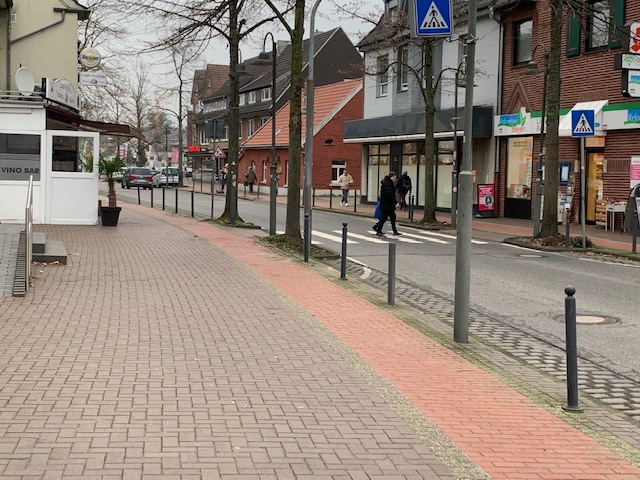 Die aktuelle Gestaltung der Speestraße ist in die Jahre gekommen, es gibt wenig Verweilmöglichkeiten und der Asphalt ist baufällig | © CDU-Fraktion Ratingen.