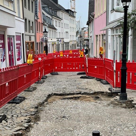 Das Pflaster der Düsseldorfer Straße ist abgesackt und die Fußgängerzone zu großen Teilen gesperrt. Die CDU setzt sich für eine schnelle Lösung ein. | © CDU-Fraktion Ratingen. 