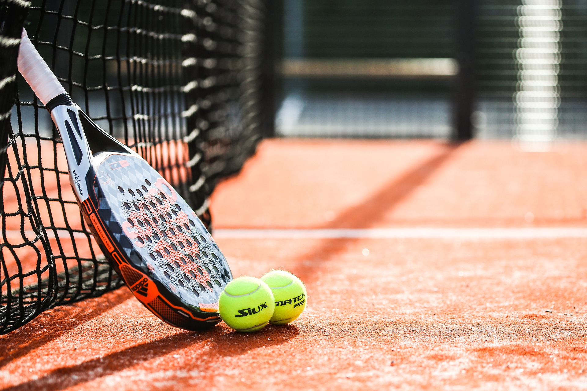 Padel verbindet Squash und Tennis zu einer actionreichen Sportart, die bald auch in Ratingen gespielt werden kann.