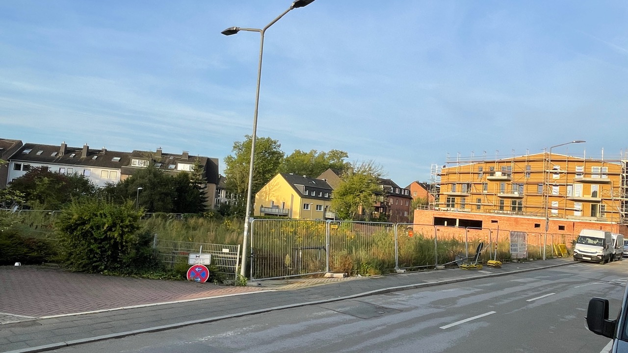 Unter dieser Brachfläche soll die künftige Tiefgarage entlang der Wallstraße entstehen. | © CDU-Fraktion Ratingen.