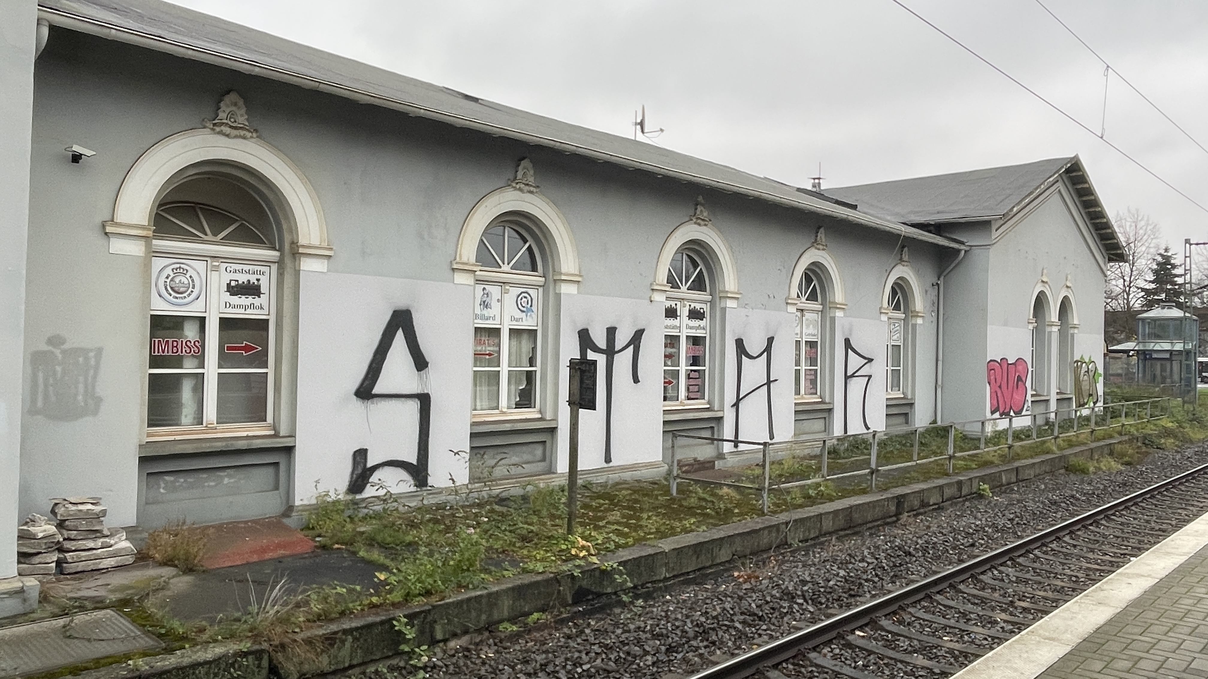 Die Fassade, hier vom Bahnsteig aus, ist in schlechtem Zustand, das Dach scheint undicht und der Putz angegriffen. Die Sanierung muss schnell begonnen werden. | © CDU-Fraktion Ratingen