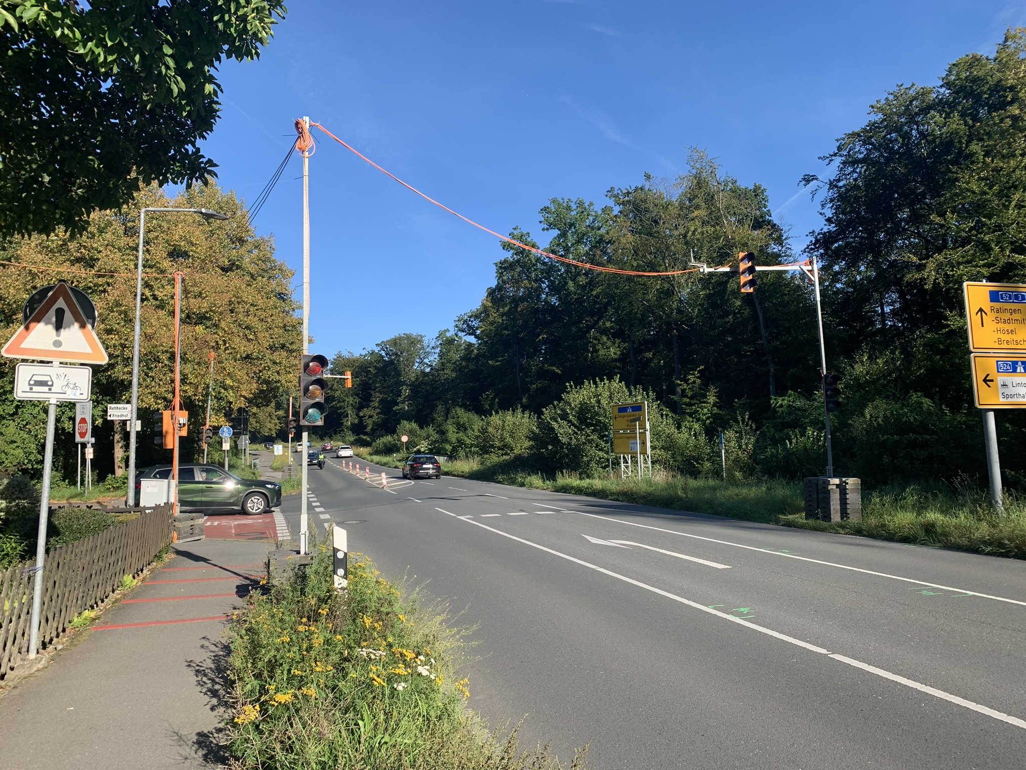 An der Kreuzung Krummenweger Straße/Rehhecke wurden heute provisorische Ampelanlagen installiert. | © CDU-Fraktion Ratingen